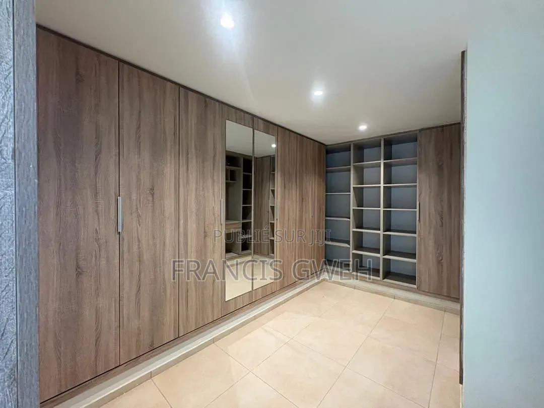 4chbre Duplex dans Francis Gweh, Cocody à Louer