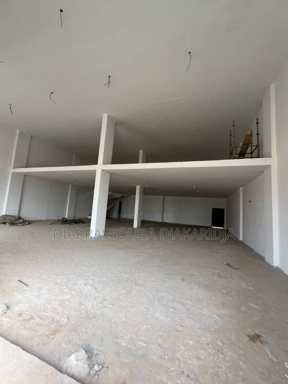 Magasin À Louer À Bassam en Bordure De l'Ancienne Route
