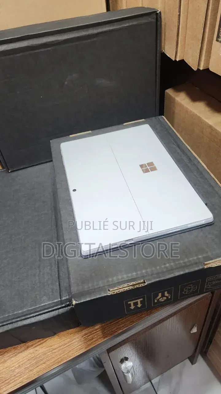 Nouveau Microsoft Surface Pro 5 8GB Intel Core i5 SSD 256GB