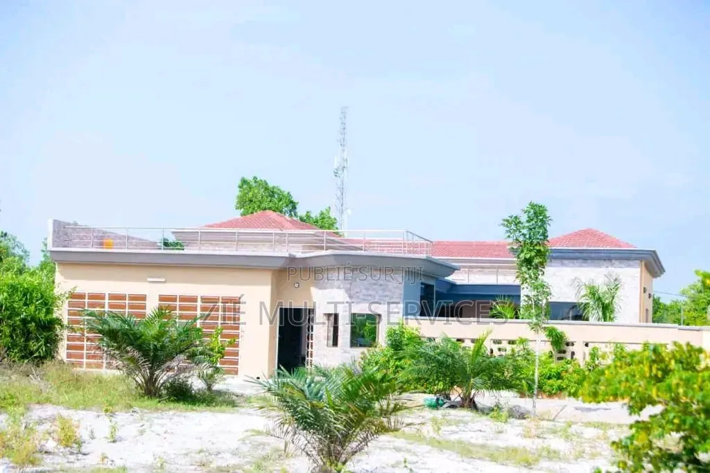 Meublé 5chbre Villa dans Zié Multi-Service, Grand-Bassam à Vendre