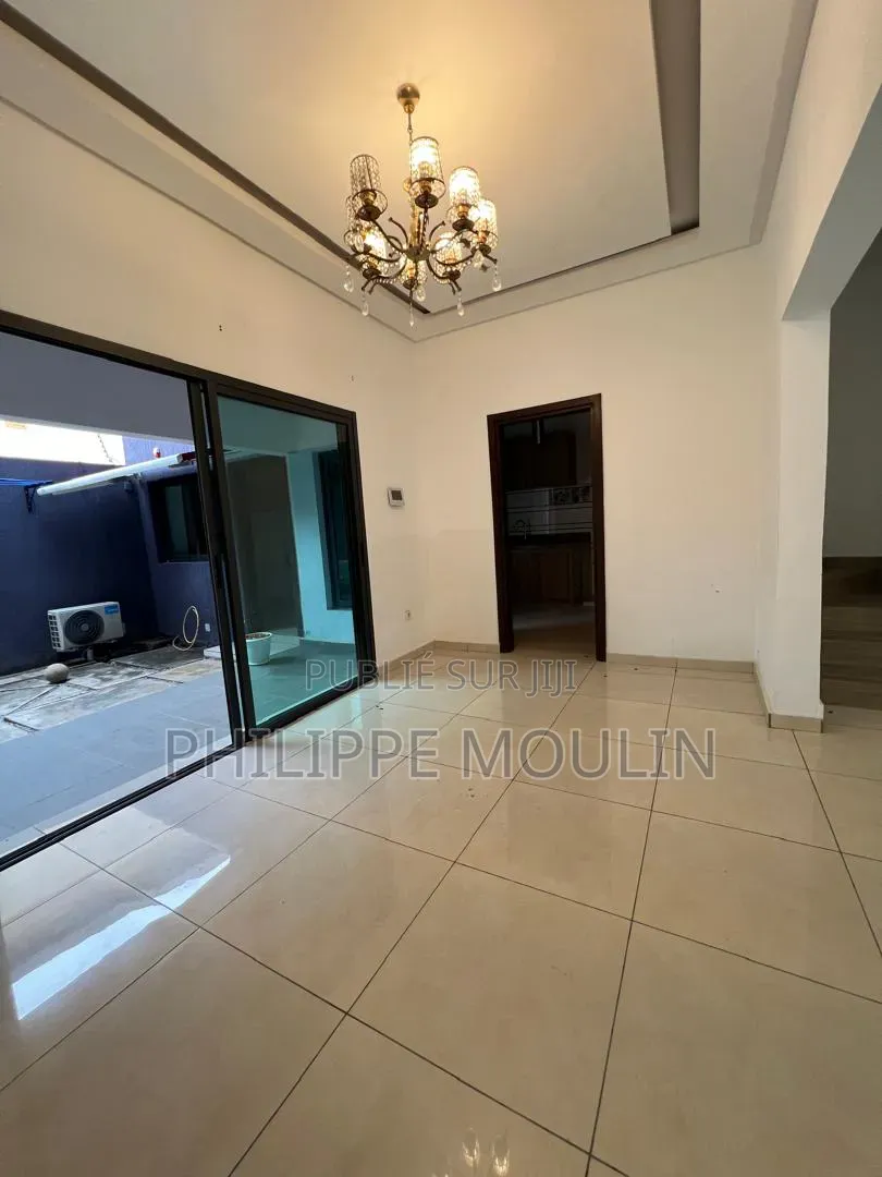5chbre Villa dans Elite Immobilier, Cocody à Louer