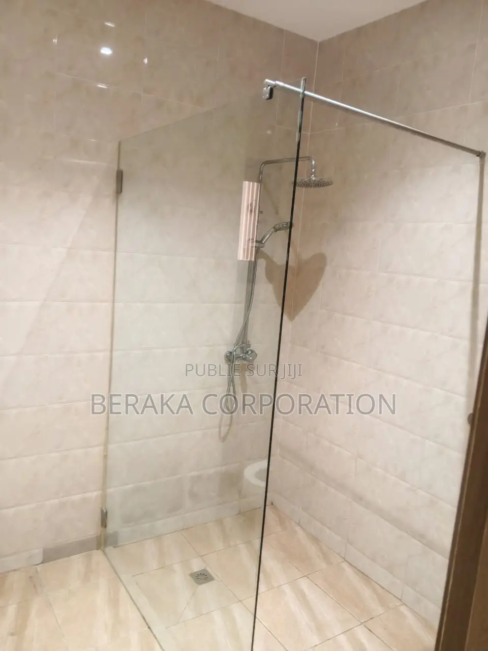 4chbre Appartement dans Beraka Corporation, Cocody à Louer