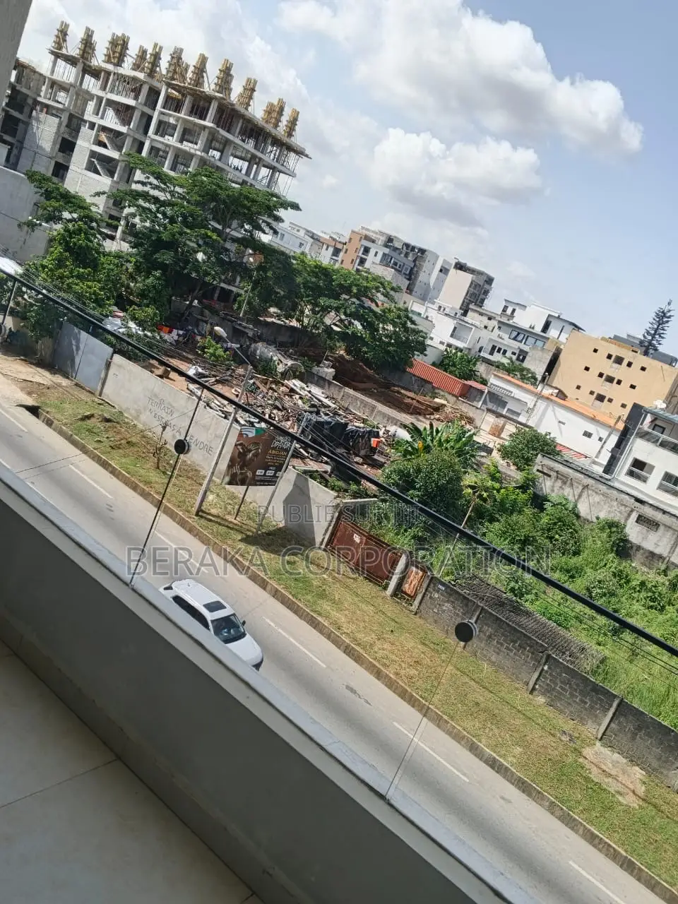 4chbre Appartement dans Beraka Corporation, Cocody à Louer