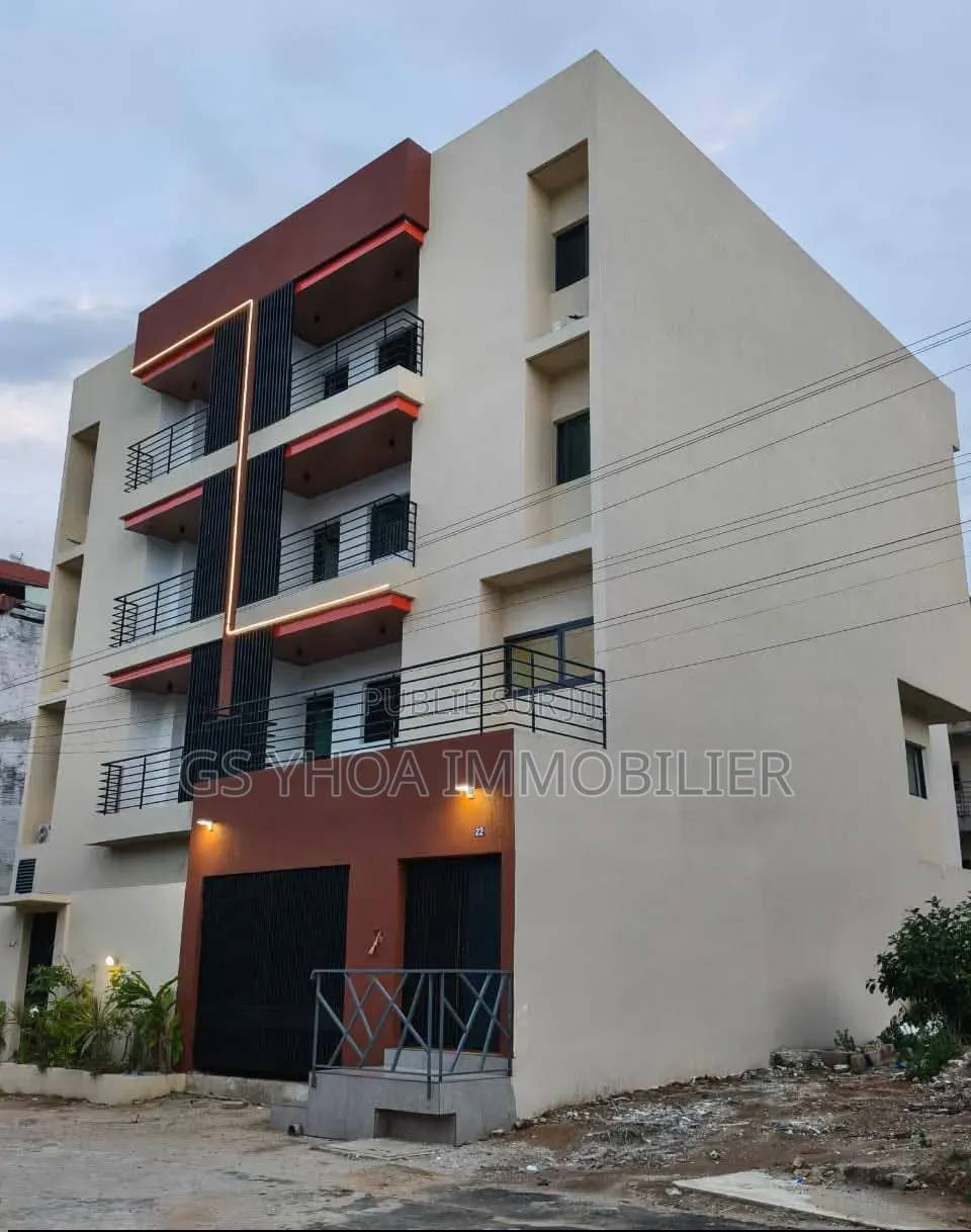 Meublé 15chbre Blocs d'appartements dans Cocody à Vendre