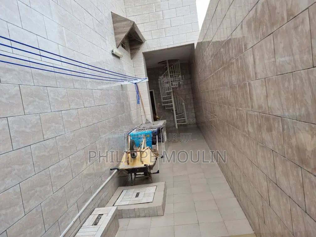 Meublé 6chbre Duplex dans Grand-Bassam à Vendre