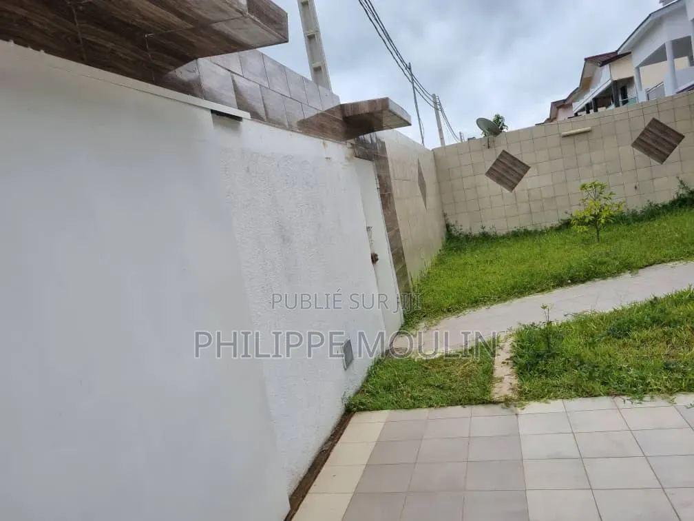 Meublé 6chbre Duplex dans Grand-Bassam à Vendre
