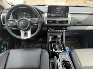 Nouveau Mitsubishi L200 2025 Gris