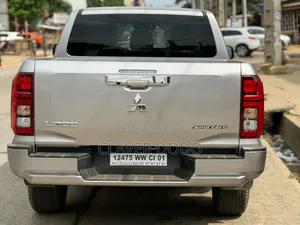 Nouveau Mitsubishi L200 2025 Gris