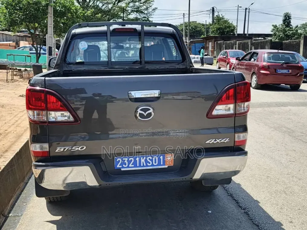 Mazda BT-50 2021 Gris