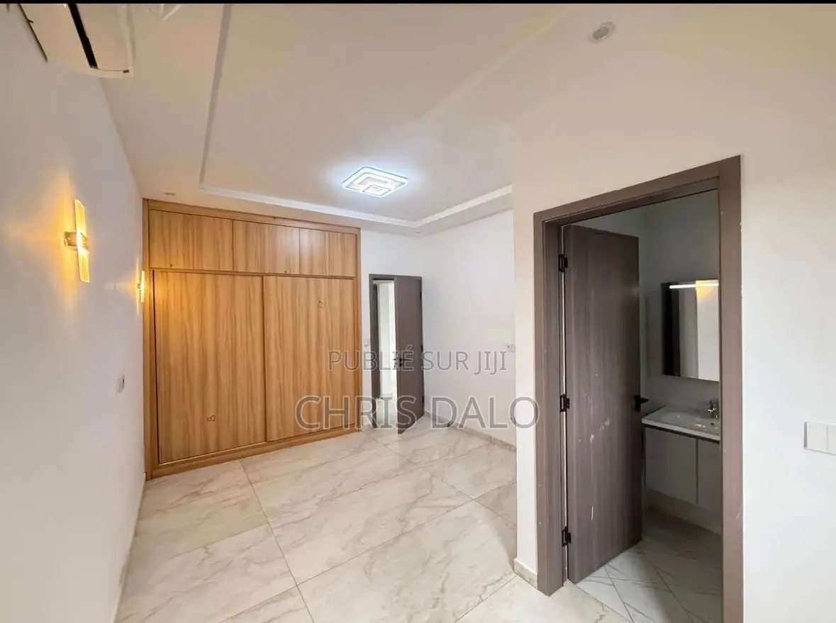 2chbre Appartement dans Apparemment Haut, Cocody à Louer