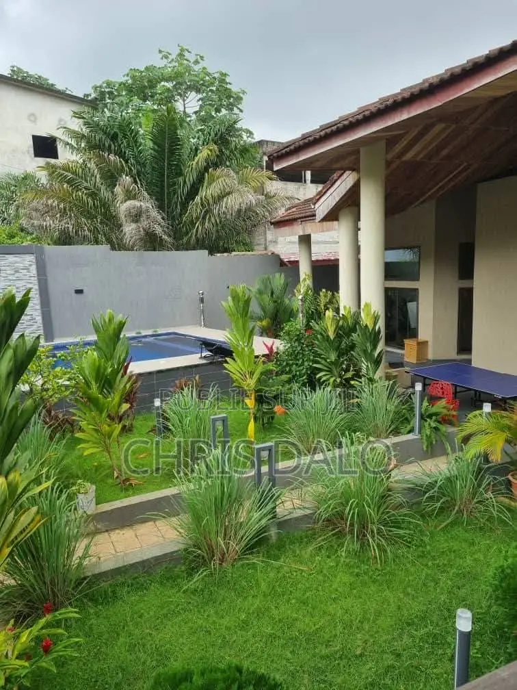4chbre Villa dans Villa Haut Standing, Cocody à Vendre