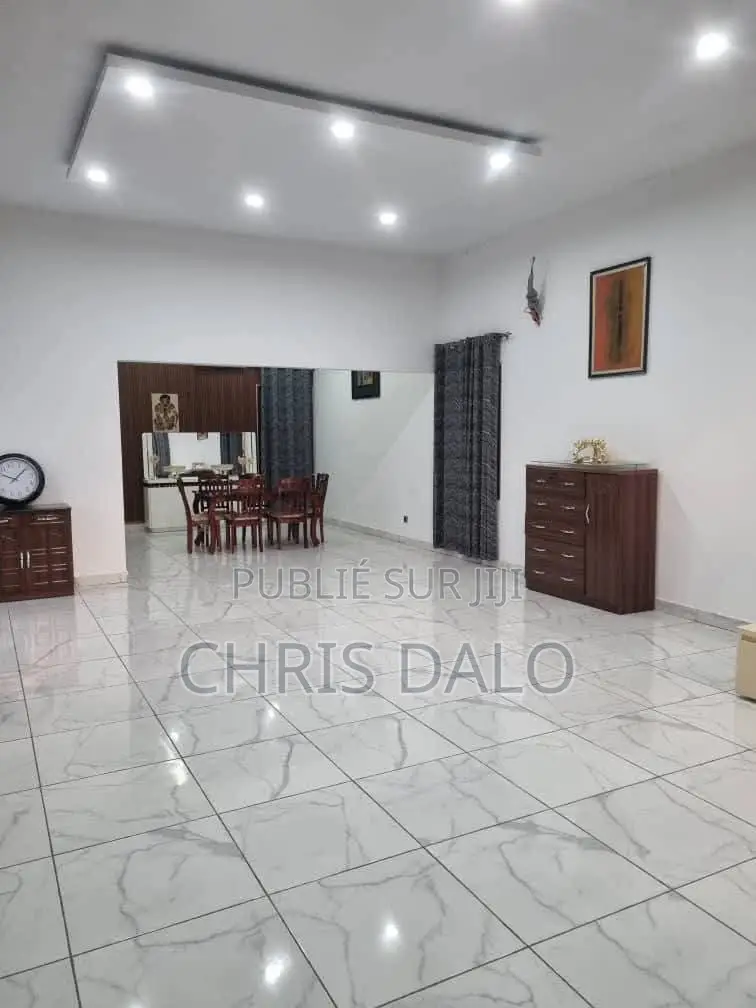 4chbre Villa dans Villa Haut Standing, Cocody à Vendre