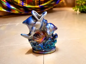 Figurine De Dauphins en Céramique Irisée