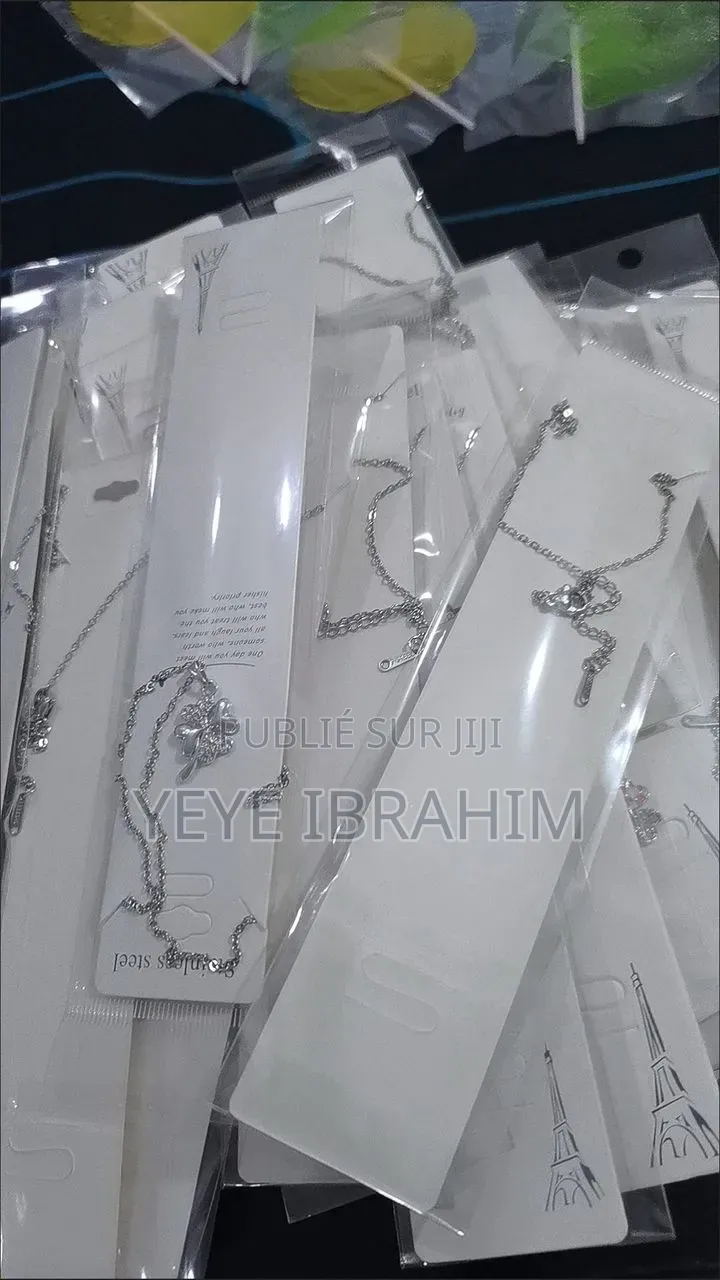 Chaîne Avec Pendentif 50 Pièces À 15,000f Minimum À Commander