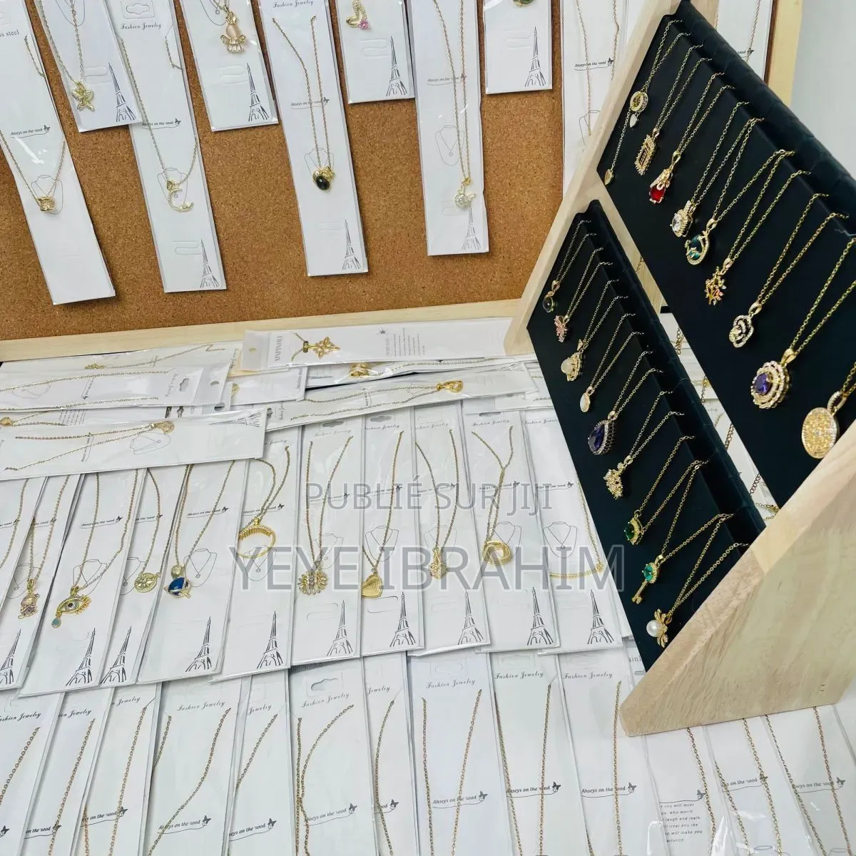 Chaîne Avec Pendentif 50 Pièces À 15,000f Minimum À Commander