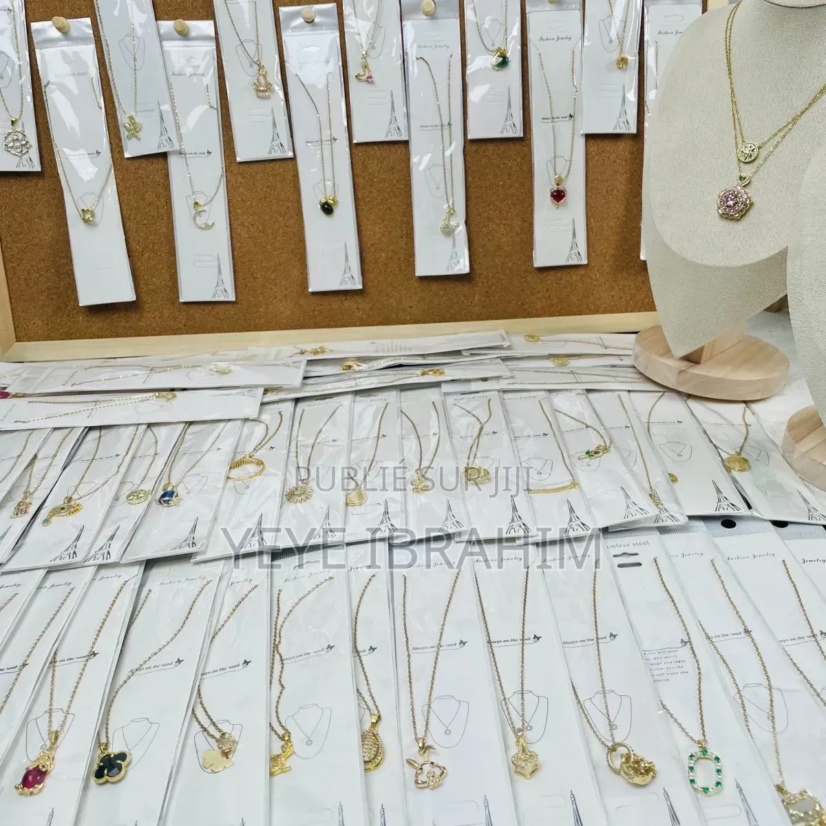 Chaîne Avec Pendentif 50 Pièces À 15,000f Minimum À Commander