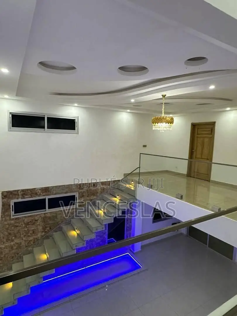 13chbre Villa dans Villa Triplex, Cocody à Louer