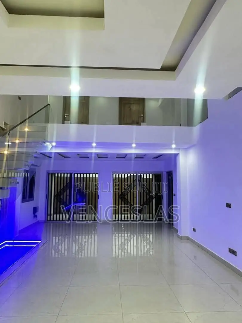 13chbre Villa dans Villa Triplex, Cocody à Louer