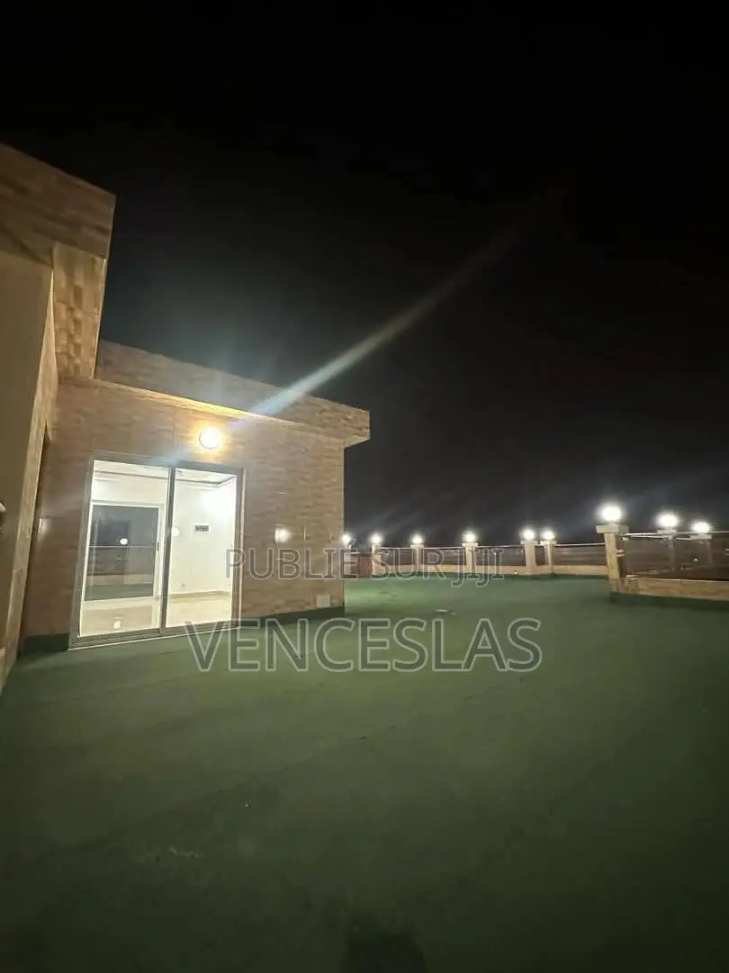13chbre Villa dans Villa Triplex, Cocody à Louer