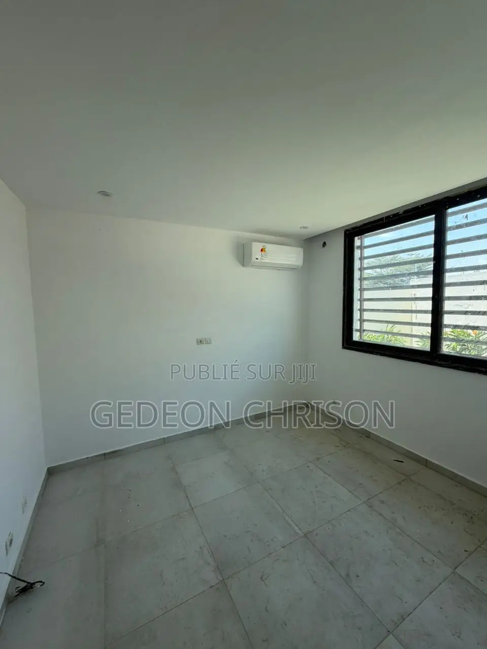 4chbre Villa dans 🏡 À Louer — Villa, Cocody à Louer