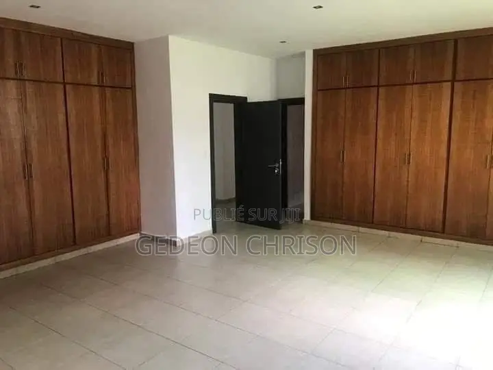 3chbre Appartement dans Deux Plateaux à Louer
