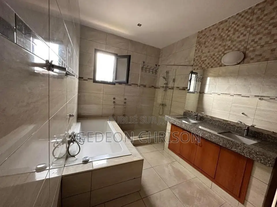 3chbre Appartement dans Deux Plateaux à Louer