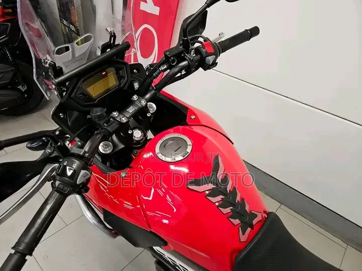 Nouveau Honda CB 2022 Rouge