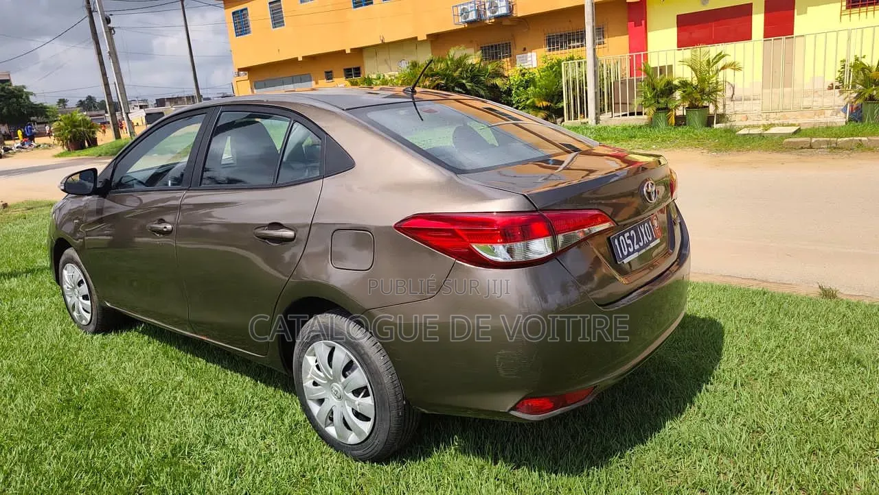 Toyota Yaris 2020 Gris