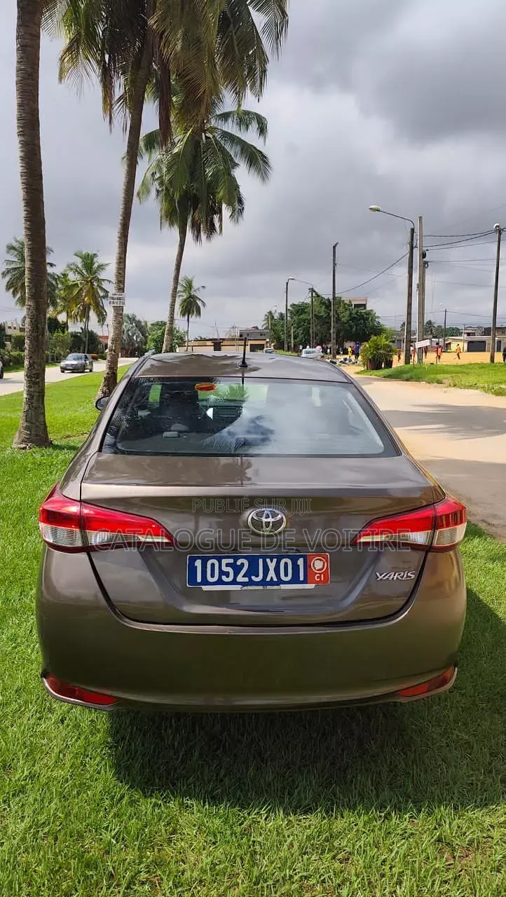 Toyota Yaris 2020 Gris