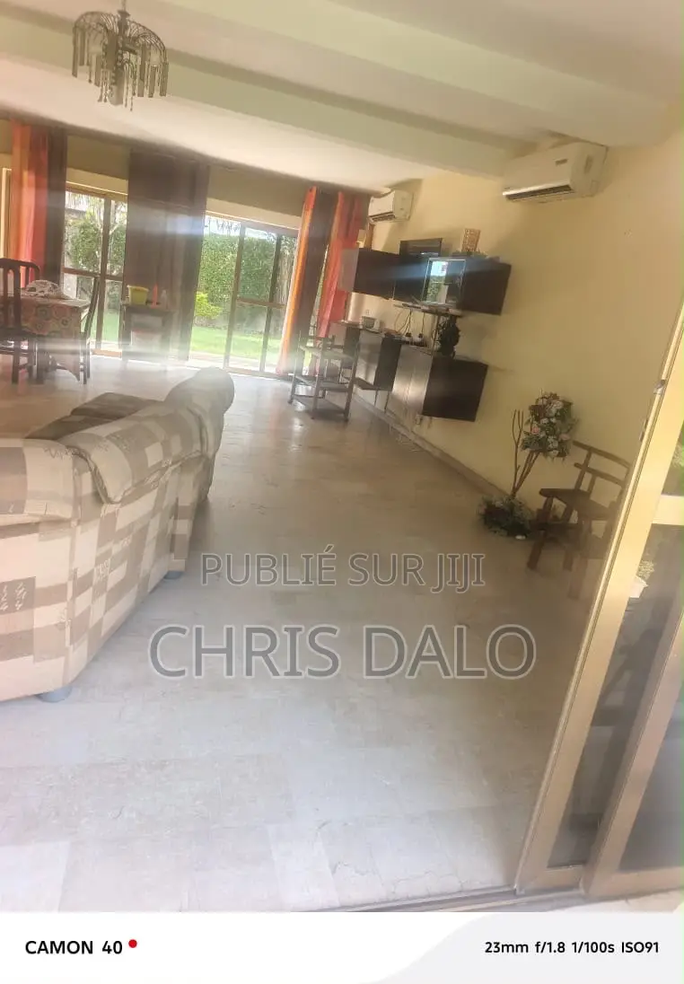 6chbre Duplex dans Grande Villa, Cocody à Louer