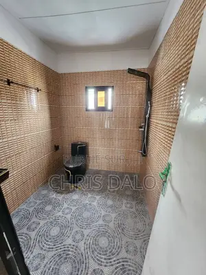 6chbre Duplex dans Grande Villa, Cocody à Louer