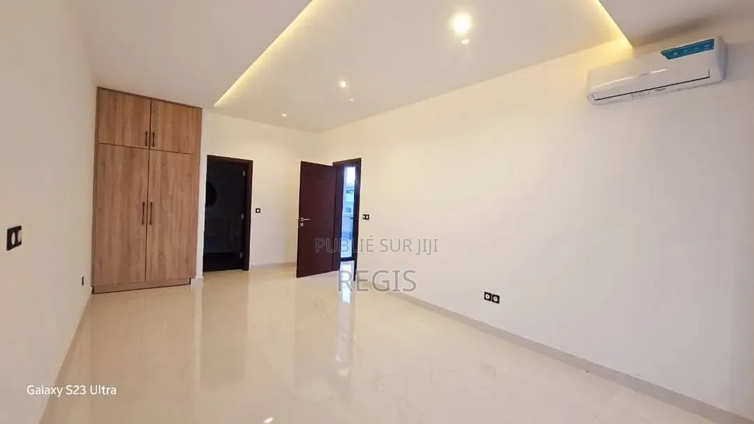 5chbre Duplex dans Klayservices, Cocody à Vendre