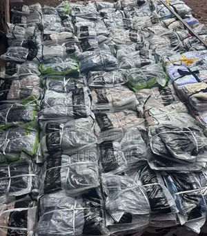 Des Vêtements en-Gros Et Detaille
