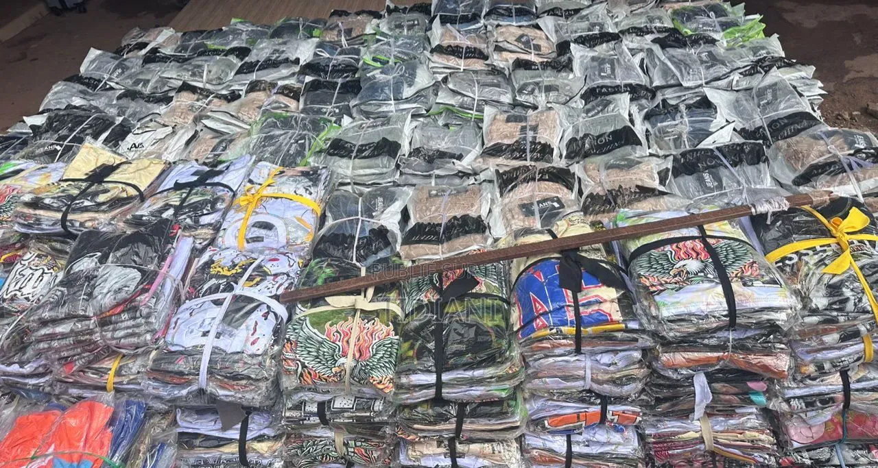 Des Vêtements en-Gros Et Detaille
