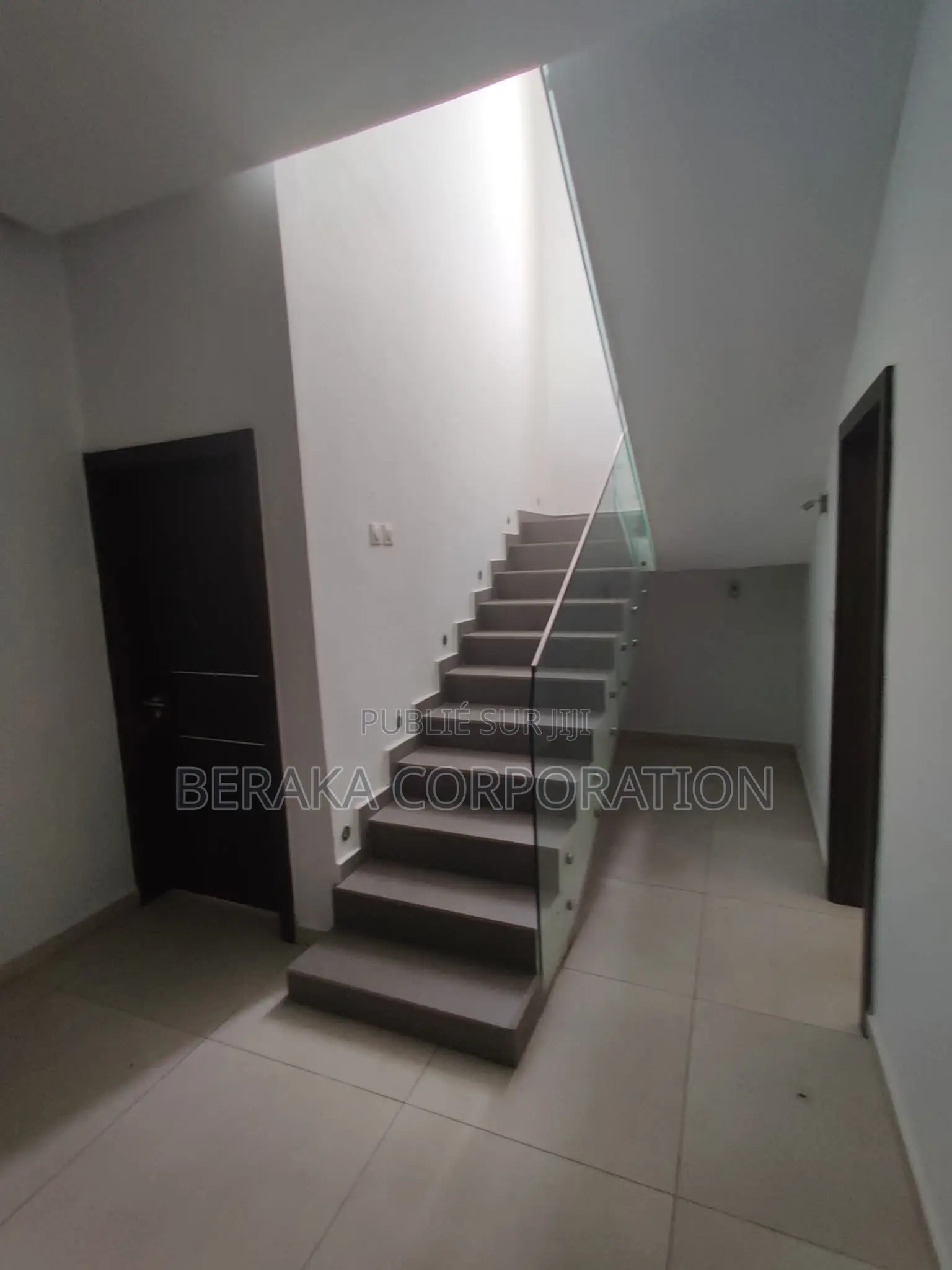 Meublé 4chbre Duplex dans Beraka Corporation, Bingerville à Vendre