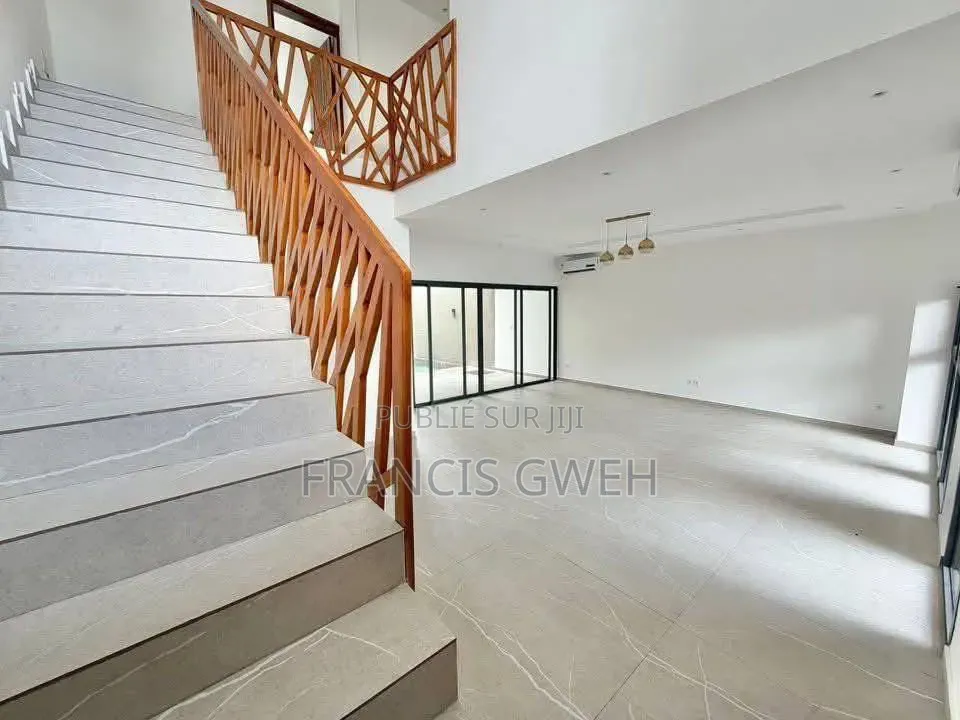 3chbre Duplex dans Francis Gweh, Cocody à Louer