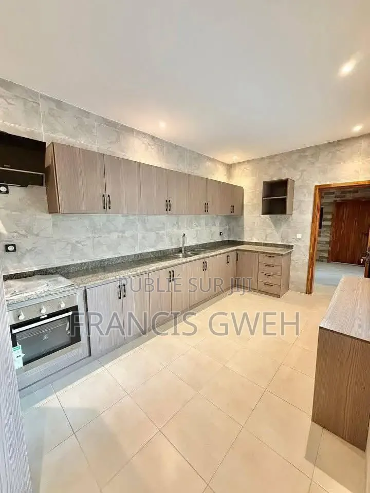3chbre Duplex dans Francis Gweh, Cocody à Louer