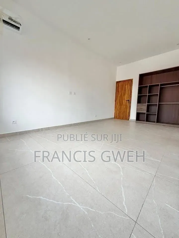 3chbre Duplex dans Francis Gweh, Cocody à Louer