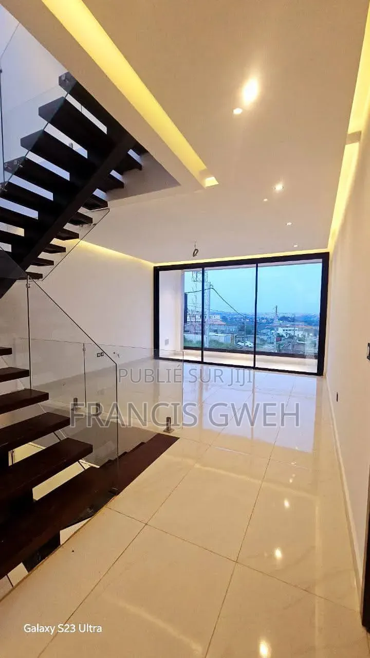 5chbre Duplex dans Francis Gweh, Cocody à Vendre