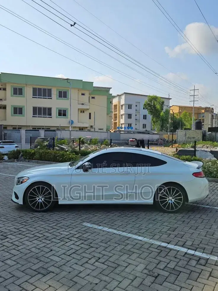 Nouveau Mercedes-Benz C300 2025 Noir