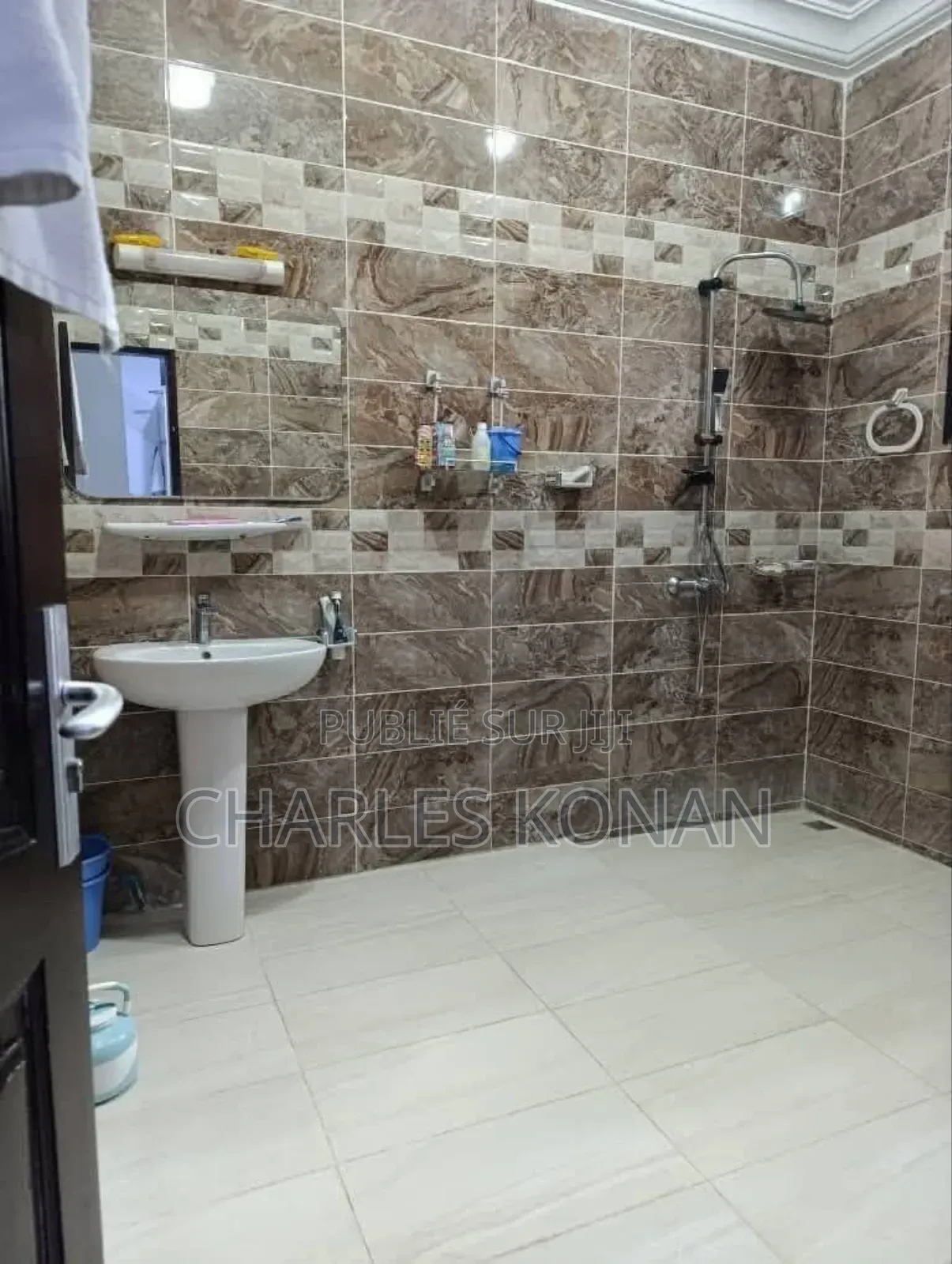 Meublé 6chbre Manoir dans Bingerville à Vendre