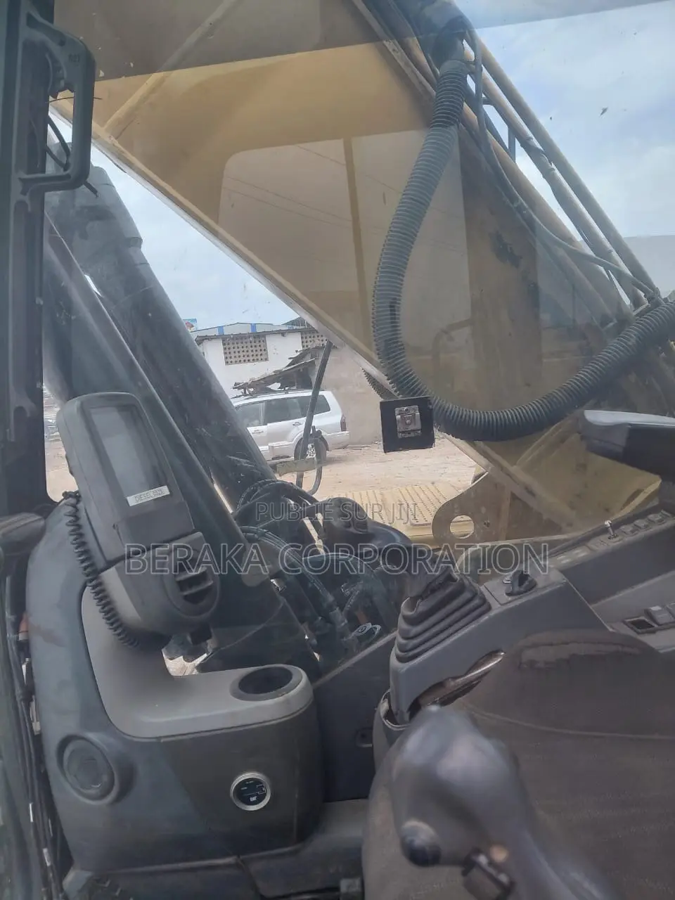 Pelle Cat 323d Importé