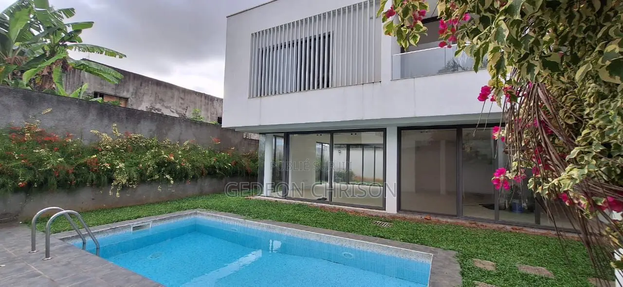 4chbre Villa dans Cocody à Louer