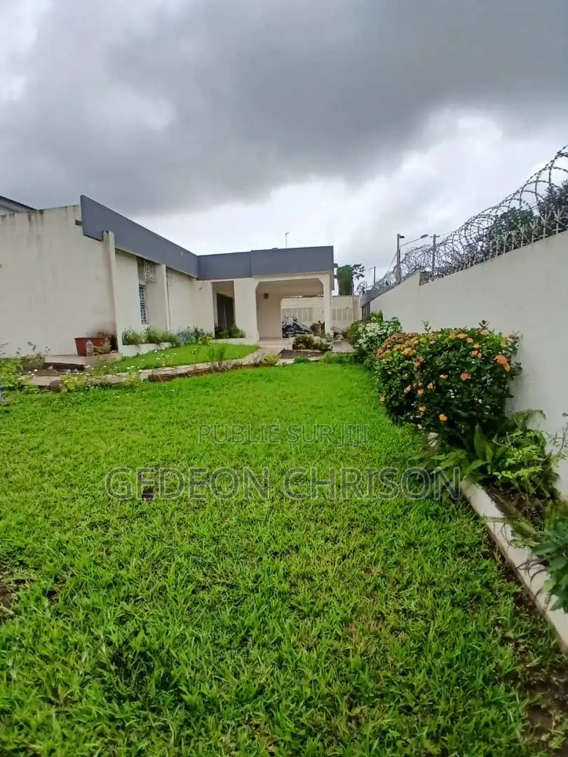 10chbre Villa dans Cocody à Vendre