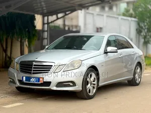 Mercedes-Benz E350 Base 4dr Sedan RWD (3.5L 6cyl 7A) 2009 Gris
