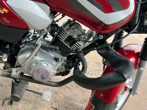Nouveau TVS HLX Plus ES 2025 Rouge