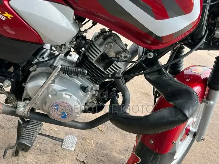 Nouveau TVS HLX Plus ES 2025 Rouge