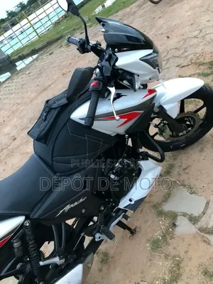 Nouveau TVS Apache 180 RTR 2025 Blanc
