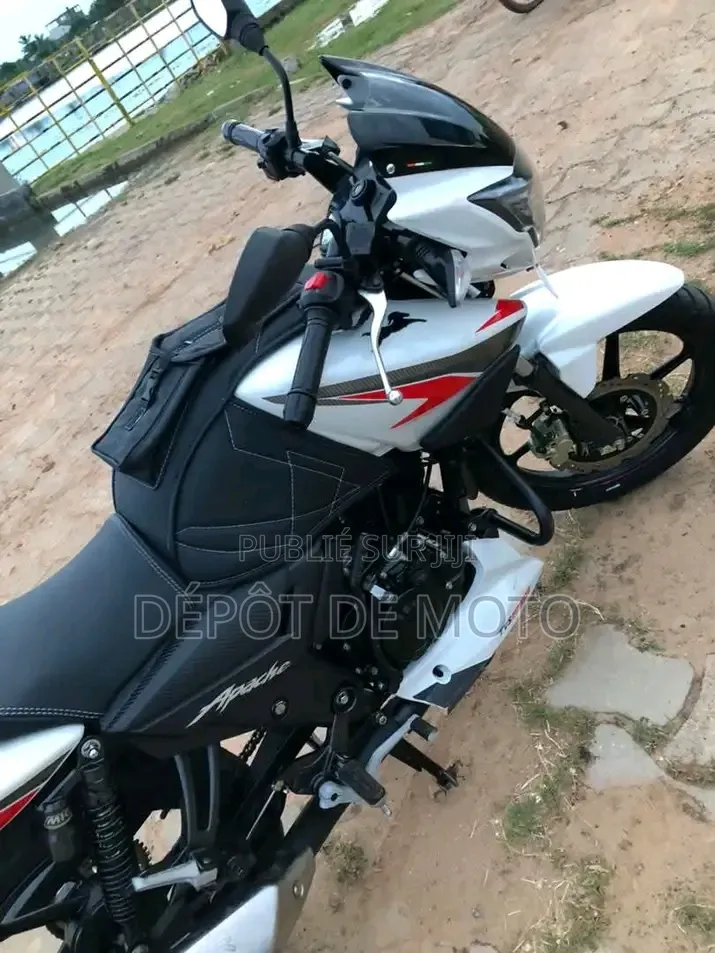 Nouveau TVS Apache 180 RTR 2025 Blanc