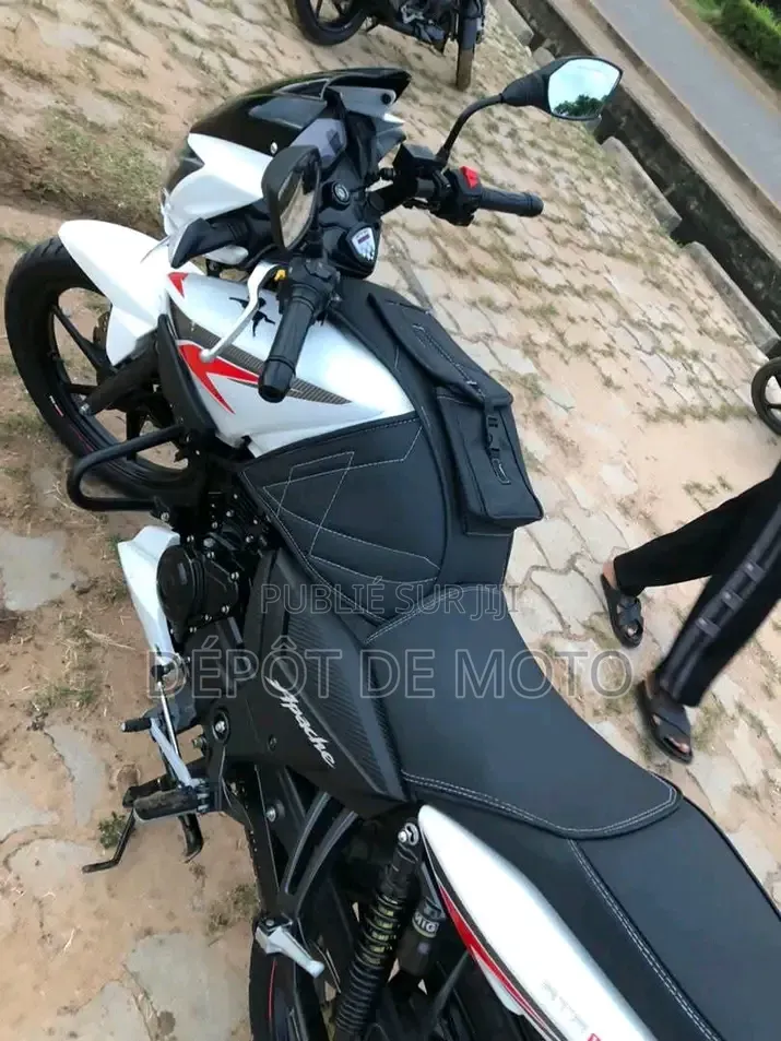 Nouveau TVS Apache 180 RTR 2025 Blanc